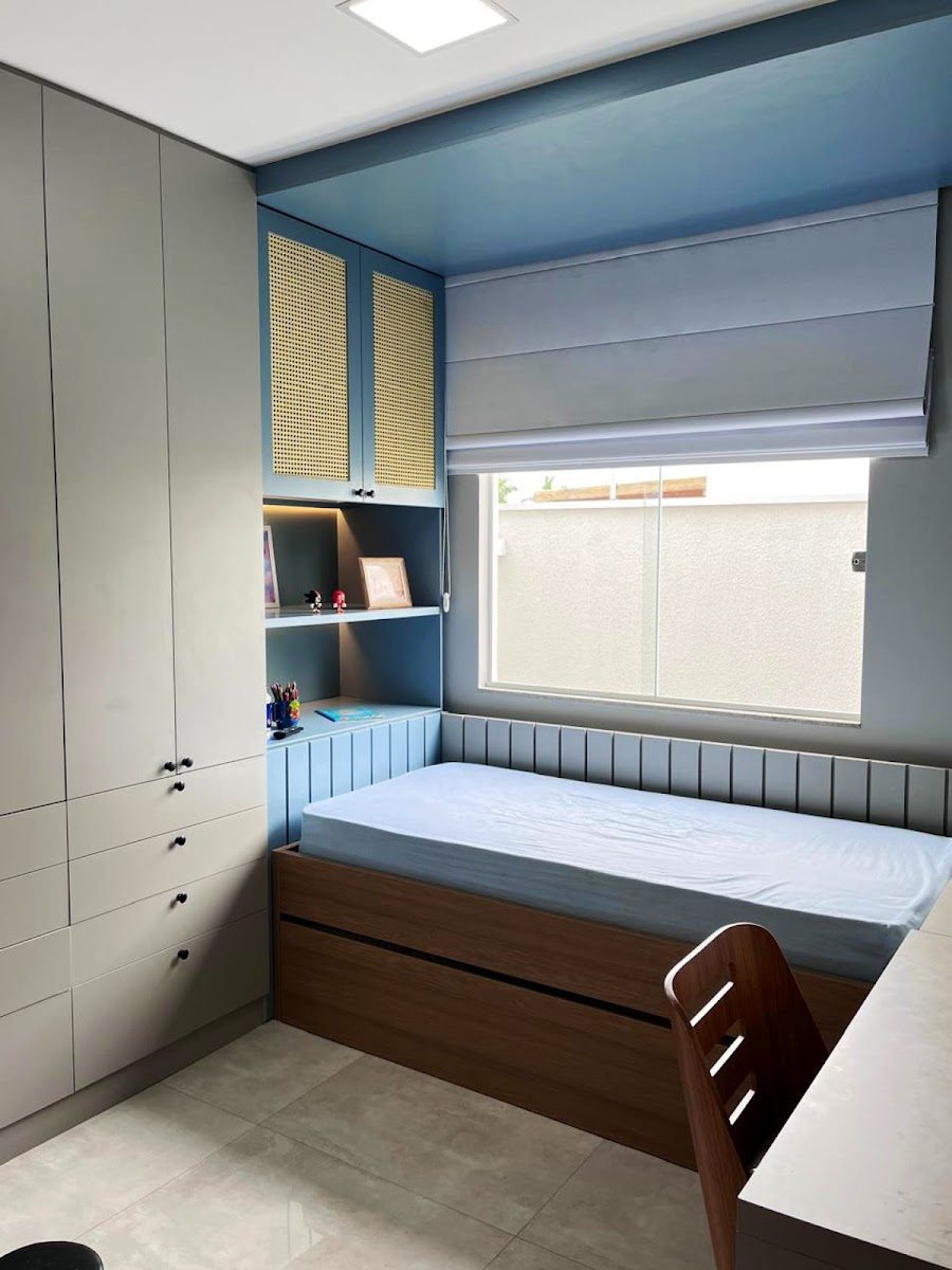Quarto infantil planejado com guarda-roupa e cama com gavetão