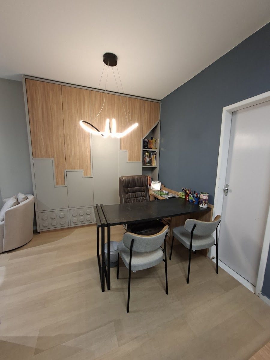 Quarto planejado pela Fino Corte com armário embutido e escrivaninha